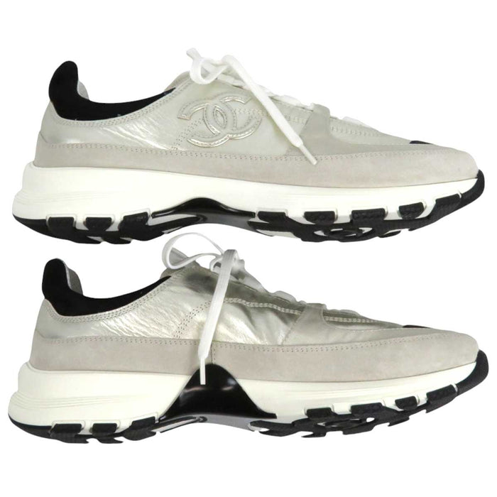 CHANEL
COCO CC Logo Laminated Calf Suede Made in 2024
Coco Mark Métiers d'Art Collection Sneakers