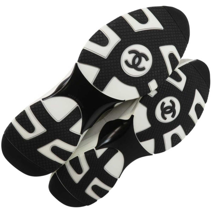 CHANEL
COCO CC Logo Laminated Calf Suede Made in 2024
Coco Mark Métiers d'Art Collection Sneakers