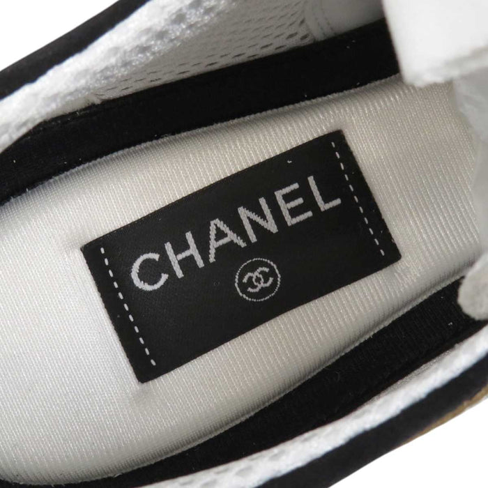 CHANEL
COCO CC Logo Laminated Calf Suede Made in 2024
Coco Mark Métiers d'Art Collection Sneakers