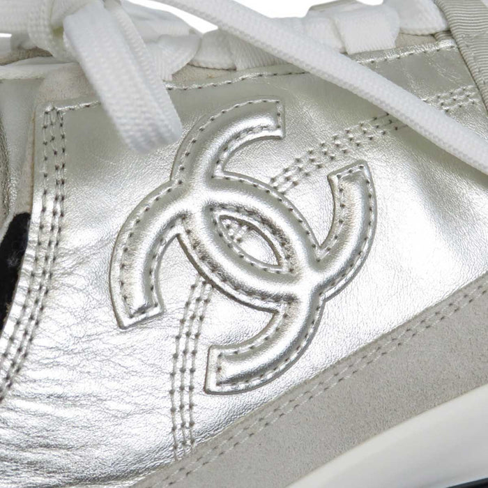CHANEL
COCO CC Logo Laminated Calf Suede Made in 2024
Coco Mark Métiers d'Art Collection Sneakers