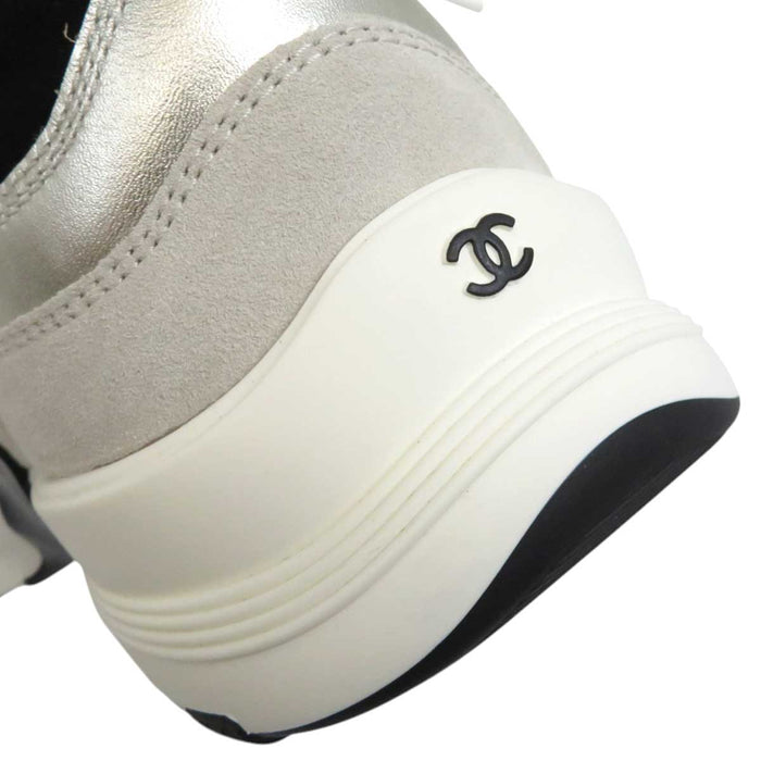 CHANEL
COCO CC Logo Laminated Calf Suede Made in 2024
Coco Mark Métiers d'Art Collection Sneakers