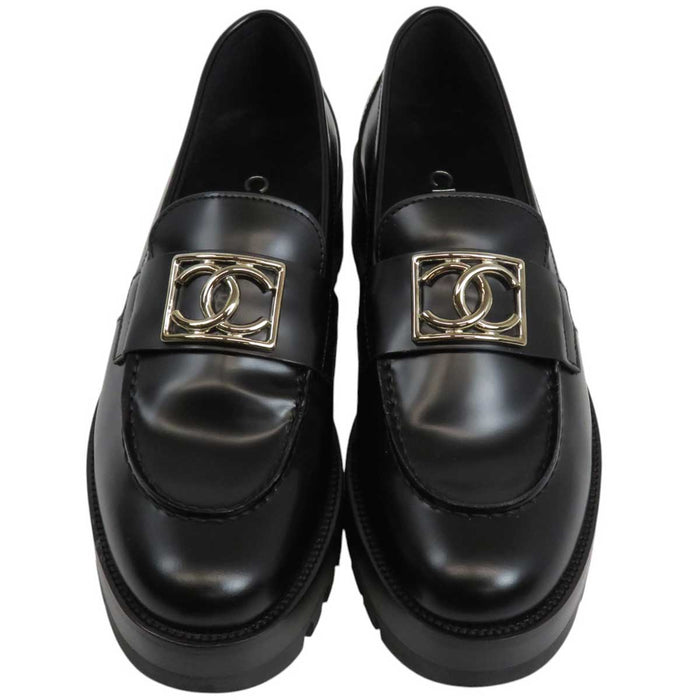 CHANEL 
COCO CC logo cuir 23B ferrures couleur argent 
mocassins logo Coco