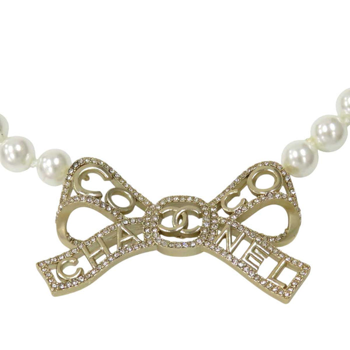 CHANEL 
COCO CC logo strass 20A metallo color oro chiaro 
marchio Coco nastro perle di bigiotteria collana