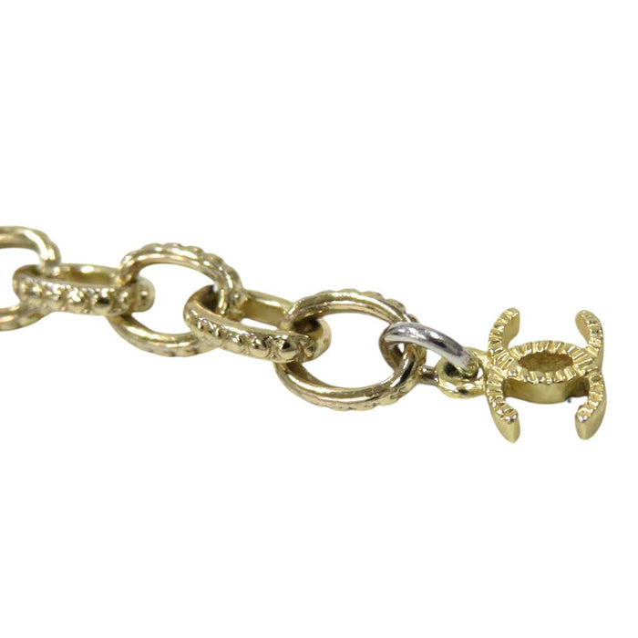 CHANEL 
COCO CC logo strass 20A metallo color oro chiaro 
marchio Coco nastro perle di bigiotteria collana