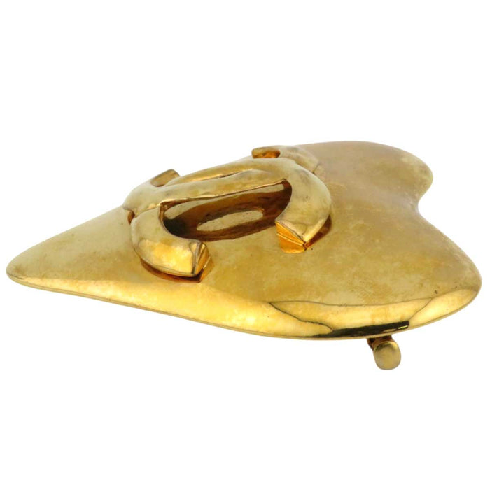 CHANEL 
COCO CC logo metallo color oro 93P 
Spilla vintage con motivo a cuore e marchio Coco