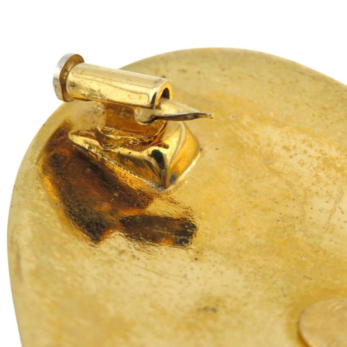 CHANEL 
COCO CC logo metallo color oro 93P 
Spilla vintage con motivo a cuore e marchio Coco