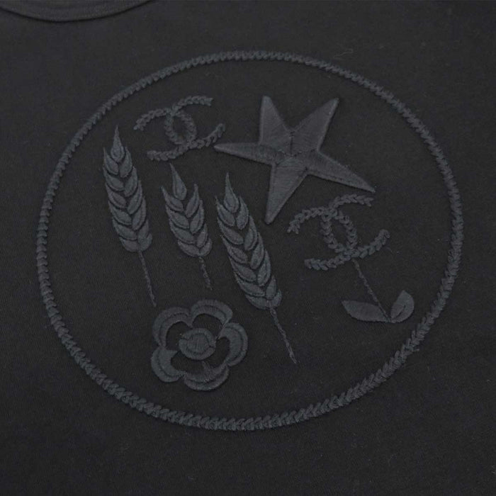 CHANEL 
COCO CC logo étoile camélia broderie coton 
T-shirt brodé logo Coco