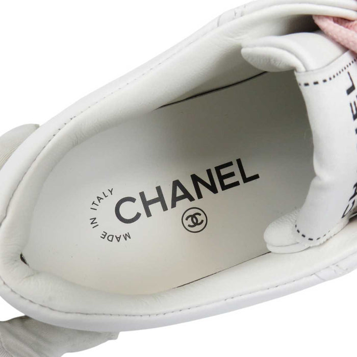 CHANEL
Logo COCO CC Scarpe Sportive
Scarpe da ginnastica in pelle con lacci e marchio Coco