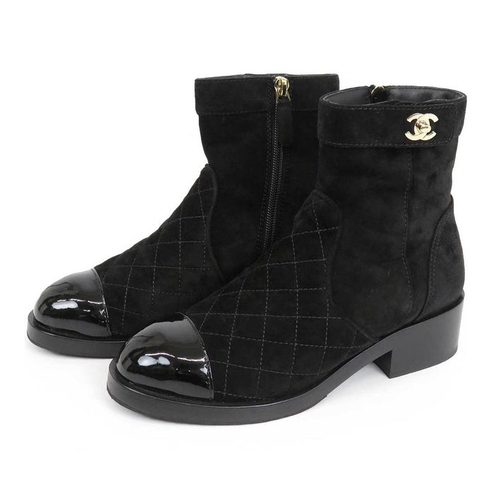 CHANEL 
COCO CC Logo Suede 
Coco Mark Turnlock Matelassé Short Boots