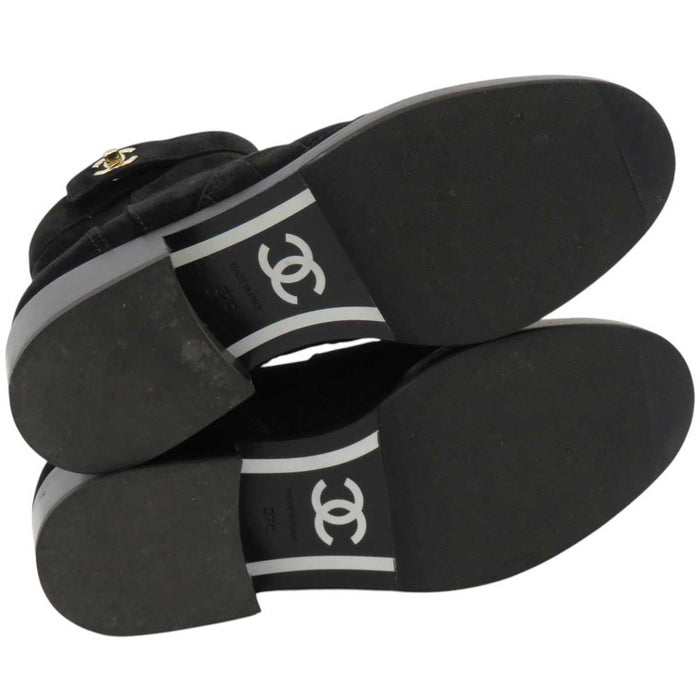 CHANEL 
COCO CC Logo Suede 
Coco Mark Turnlock Matelassé Short Boots