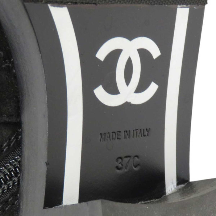 CHANEL 
COCO CC Logo Suede 
Coco Mark Turnlock Matelassé Short Boots