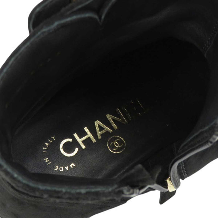 CHANEL 
COCO CC Logo Suede 
Coco Mark Turnlock Matelassé Short Boots
