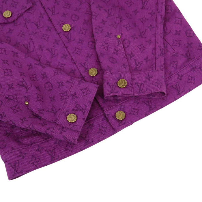 LOUIS VUITTON
LV logo all-over pattern
Monogram denim jacket