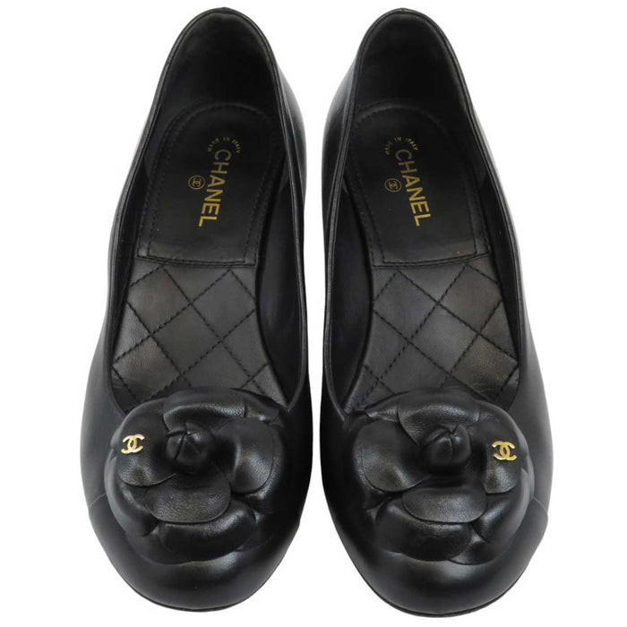 CHANEL 
COCO CC ロゴ ゴールドカラー金具 
ココマーク カメリア レザー パンプス