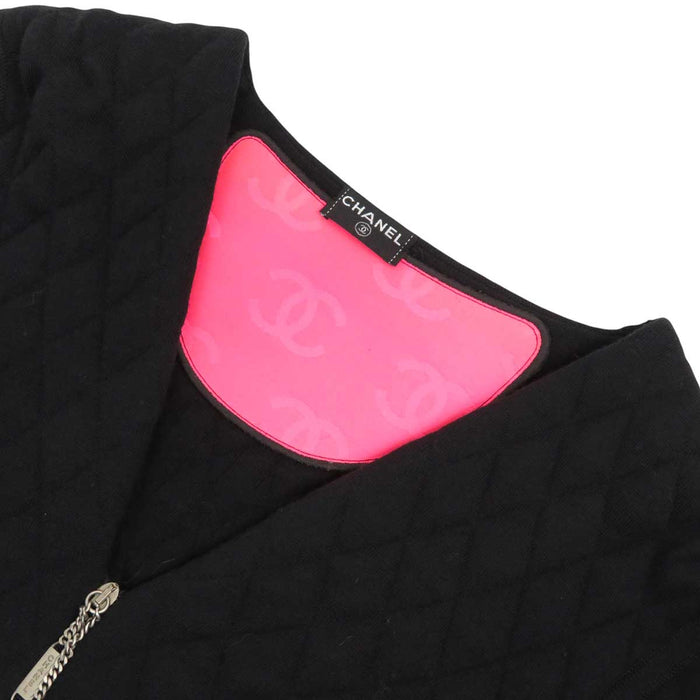 CHANEL 
COCO CC logo matelassé 05A laine chaîne col en V 
veste zippée sans col avec logo Coco