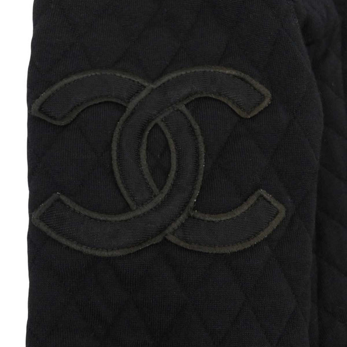 CHANEL 
COCO CC logo matelassé 05A laine chaîne col en V 
veste zippée sans col avec logo Coco