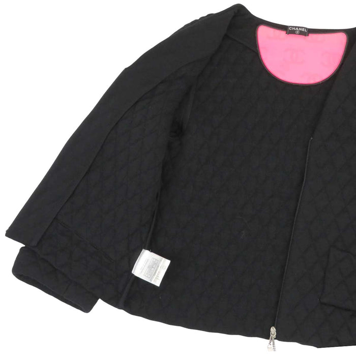 CHANEL 
COCO CC logo matelassé 05A laine chaîne col en V 
veste zippée sans col avec logo Coco