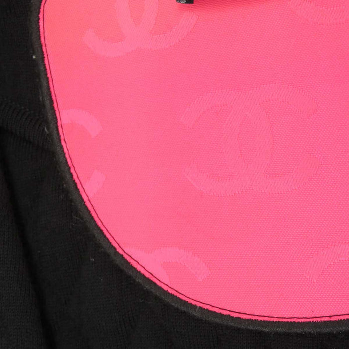 CHANEL 
COCO CC logo matelassé 05A laine chaîne col en V 
veste zippée sans col avec logo Coco