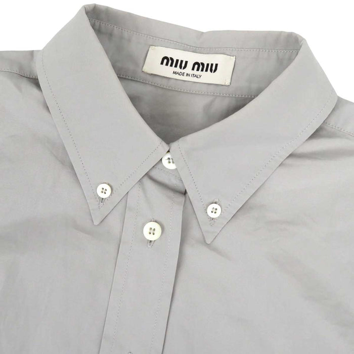 MIUMIU 
クロップド カットオフ 刺繍 コットン 
ロゴ ポプリン シャツ