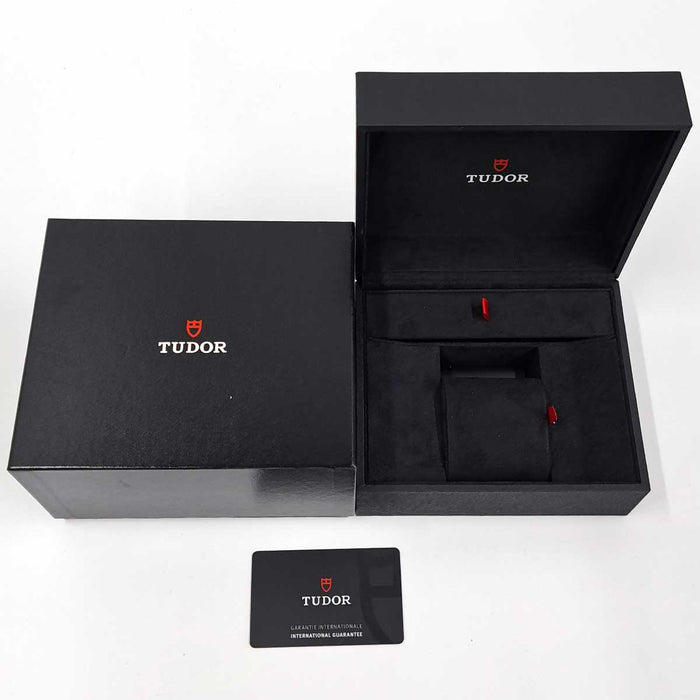 TUDOR 
Black Bay Pro 
con scatola e garanzia