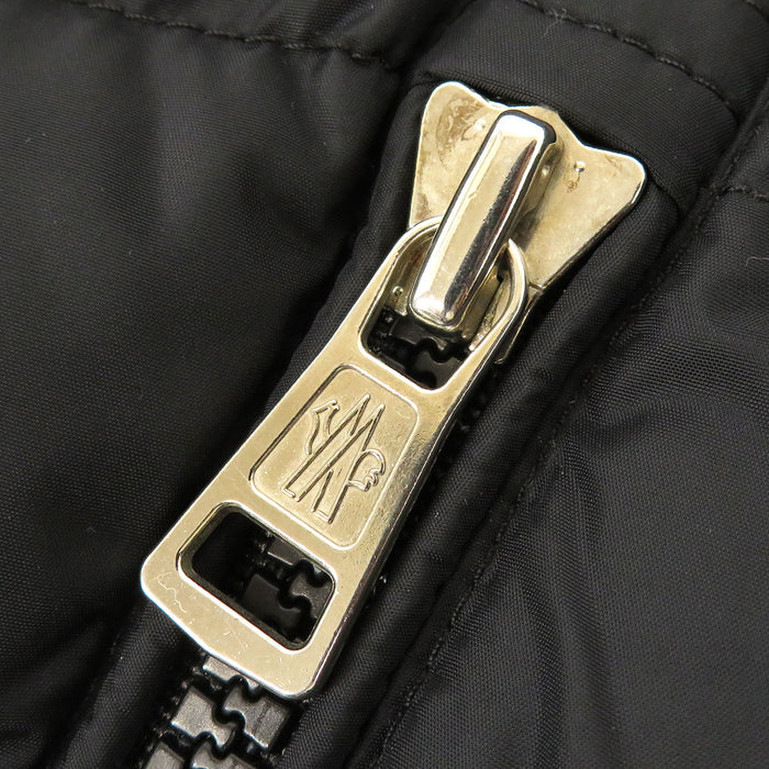 MONCLER 
Blouson matelassé AMIOT Émiott en nylon à double fermeture éclair avec écusson logo