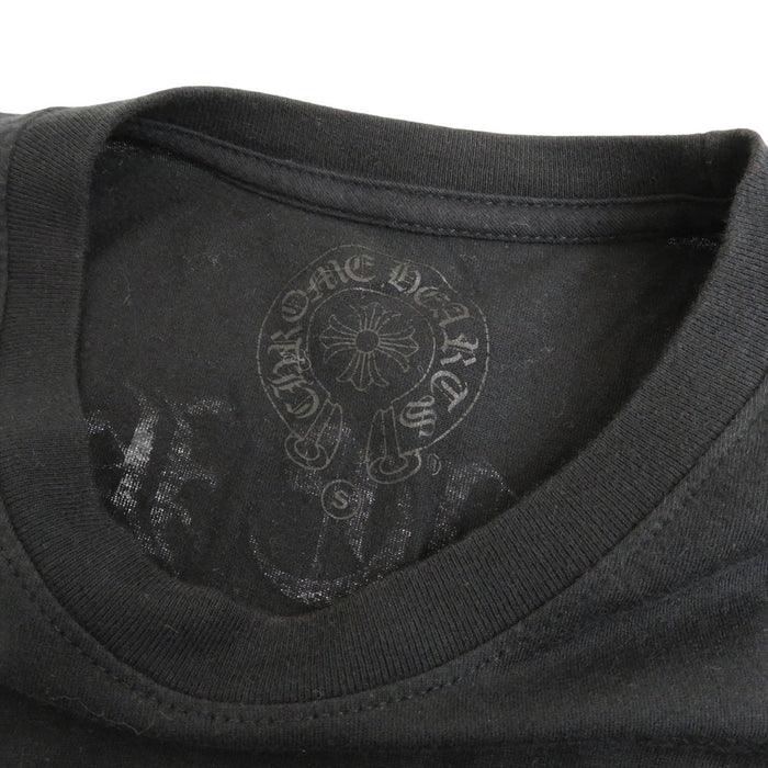 CHROME HEARTS 
CHプラス スクロールラベル ロゴ コットン 
バックロゴ プリント Tシャツ