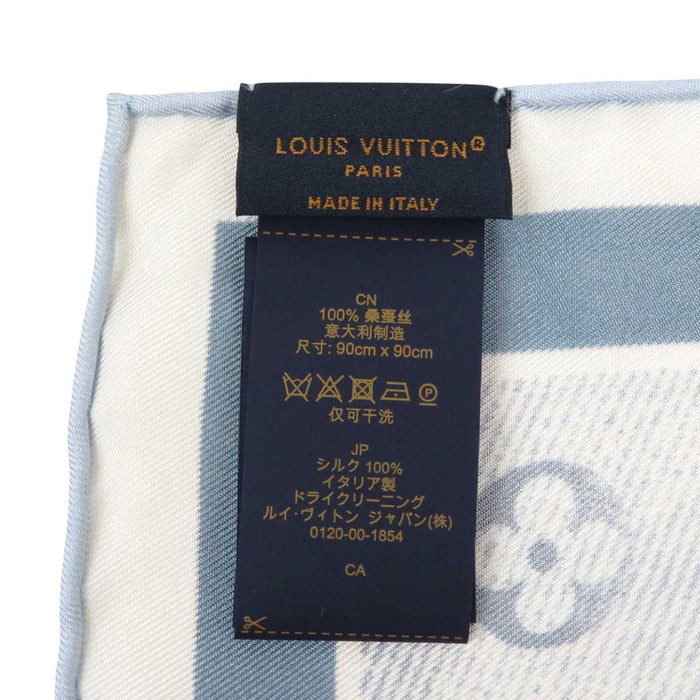 LOUIS VUITTON 
LV logo seta grande formato Malle Merveilleuses motivo valigia 
carré 90 Malles Merveilleuses sciarpa 
monogramma