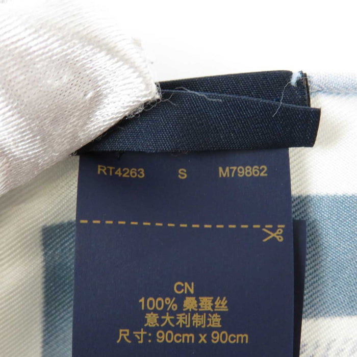 LOUIS VUITTON 
LV logo seta grande formato Malle Merveilleuses motivo valigia 
carré 90 Malles Merveilleuses sciarpa 
monogramma