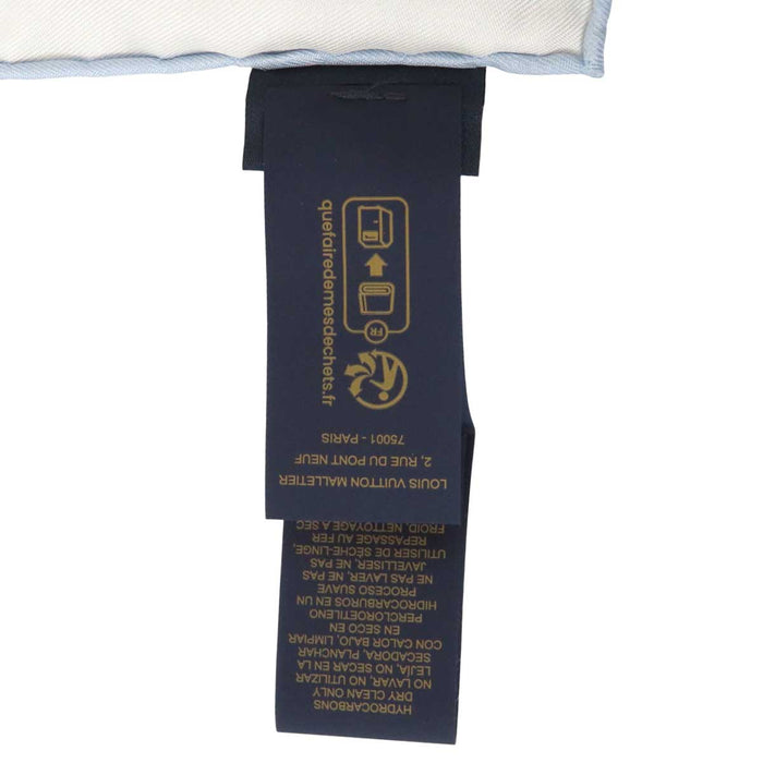 LOUIS VUITTON 
LV logo seta grande formato Malle Merveilleuses motivo valigia 
carré 90 Malles Merveilleuses sciarpa 
monogramma