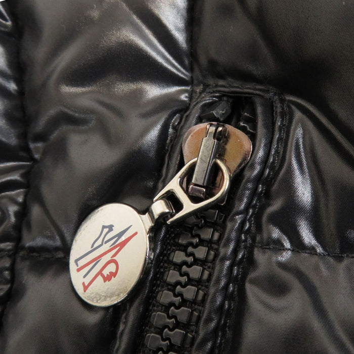 MONCLER 
ワッペン ファー付き ナイロン 
ARMOISE アルモワーズ ダウンジャケット