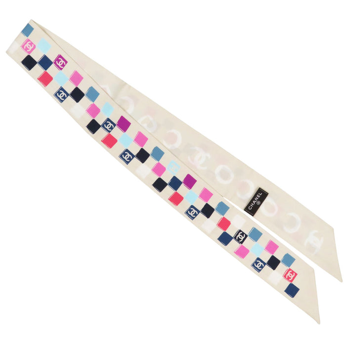 CHANEL 
COCO CC logo cœur 
écharpe avec logo Coco