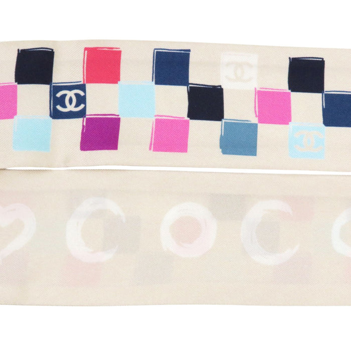 CHANEL 
COCO CC logo cœur 
écharpe avec logo Coco