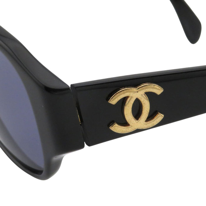 CHANEL 
COCO CC logo Wellington 
Occhiali da sole con logo Coco