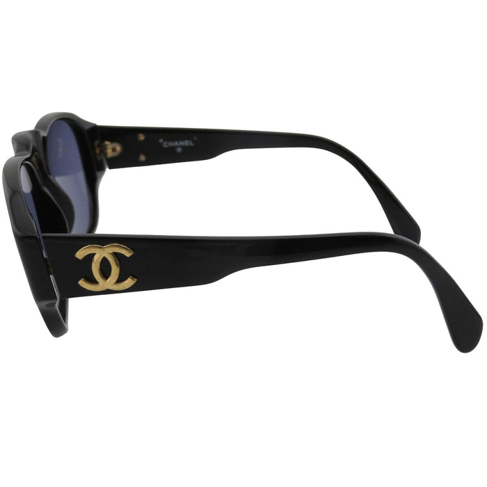 CHANEL 
COCO CC logo Wellington 
Occhiali da sole con logo Coco