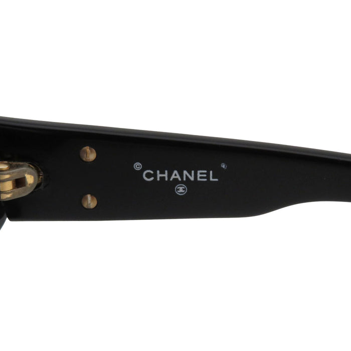 CHANEL 
COCO CC logo Wellington 
Occhiali da sole con logo Coco
