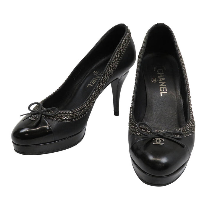 CHANEL
COCO CC logo nastro catena pelle verniciata fibbia colore argento
tacchi alti pumps con marchio Coco
