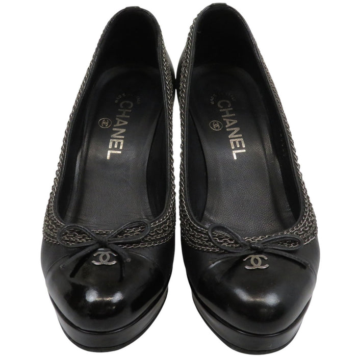 CHANEL
COCO CC logo nastro catena pelle verniciata fibbia colore argento
tacchi alti pumps con marchio Coco