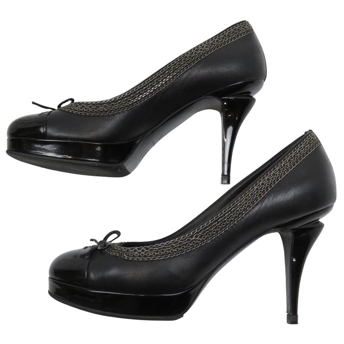 CHANEL
COCO CC logo nastro catena pelle verniciata fibbia colore argento
tacchi alti pumps con marchio Coco