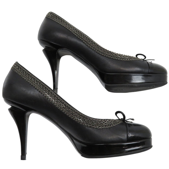 CHANEL
COCO CC logo nastro catena pelle verniciata fibbia colore argento
tacchi alti pumps con marchio Coco