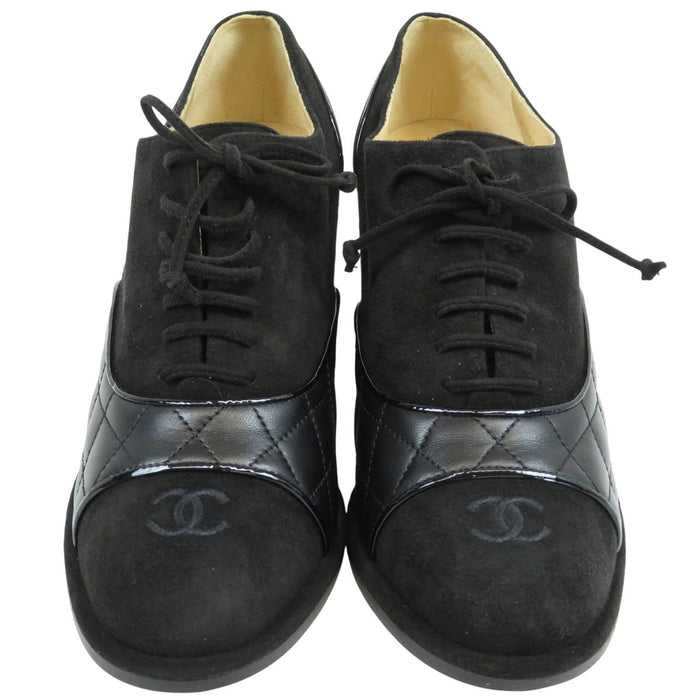 CHANEL COCO CC logo matelassé pelle tacchi alti stivaletti con lacci in camoscio con logo Coco Mark