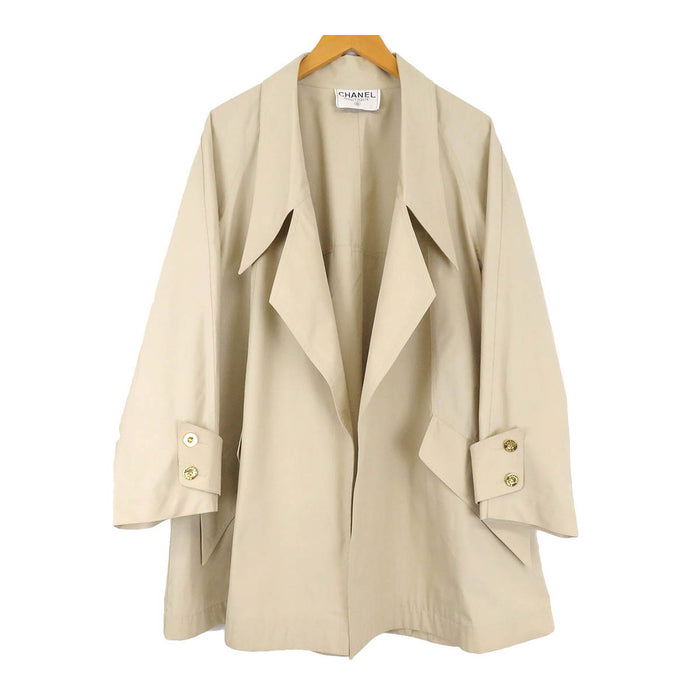 香奈儿  
开襟大衣 金色金属  
标志钮扣 风衣