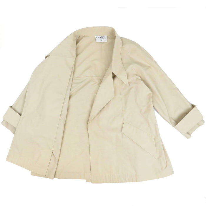 香奈儿  
开襟大衣 金色金属  
标志钮扣 风衣