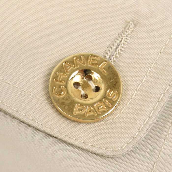 香奈儿  
开襟大衣 金色金属  
标志钮扣 风衣