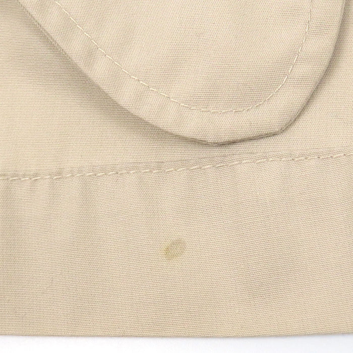 香奈儿  
开襟大衣 金色金属  
标志钮扣 风衣