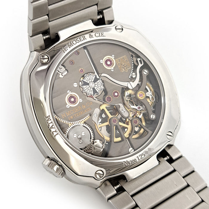 H. Moser  
流线型万年历  
附带盒子和证书