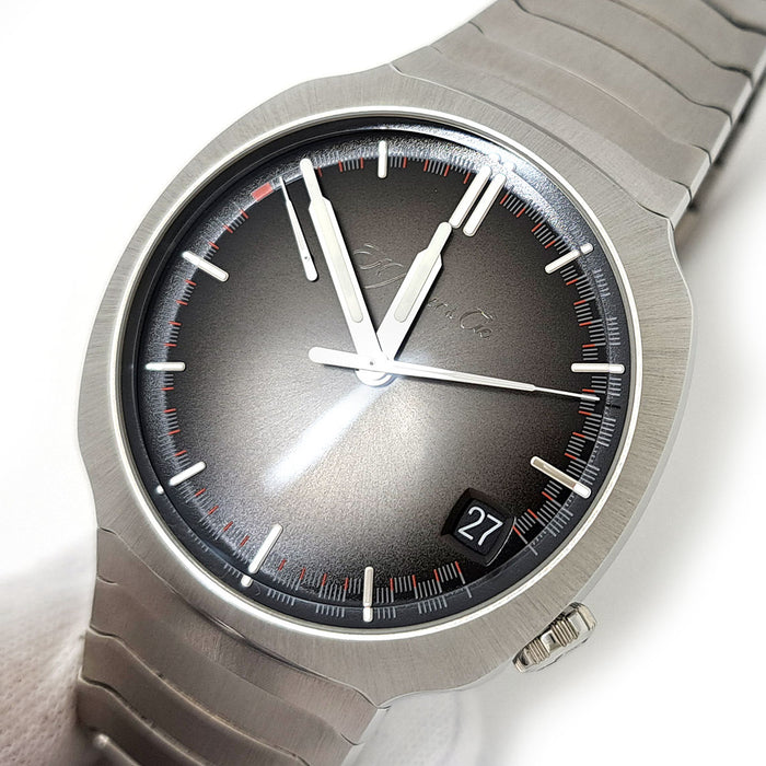 H. Moser  
流线型万年历  
附带盒子和证书