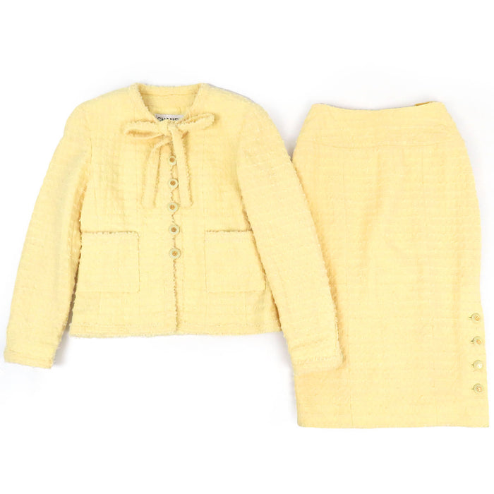 CHANEL 
COCO CC Bottone Coco Giacca senza colletto con fiocco in misto alpaca 93P 
Set vintage in lana con logo Coco