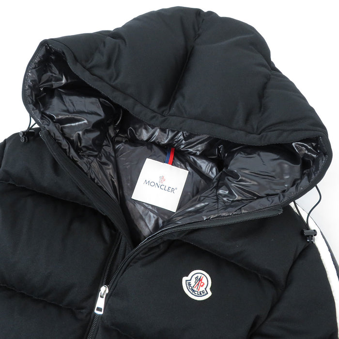 MONCLER 
Écusson logo ligne latérale en nylon 
Doudoune SANBESAN Sanbesan