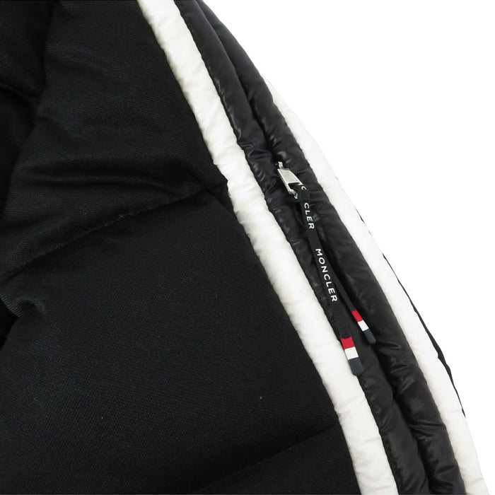 MONCLER 
Écusson logo ligne latérale en nylon 
Doudoune SANBESAN Sanbesan