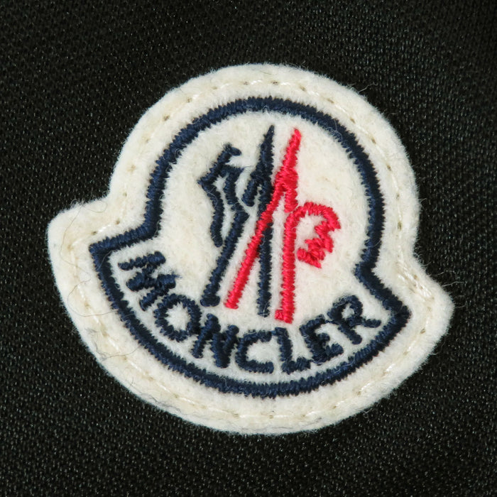 MONCLER 
Écusson logo ligne latérale en nylon 
Doudoune SANBESAN Sanbesan